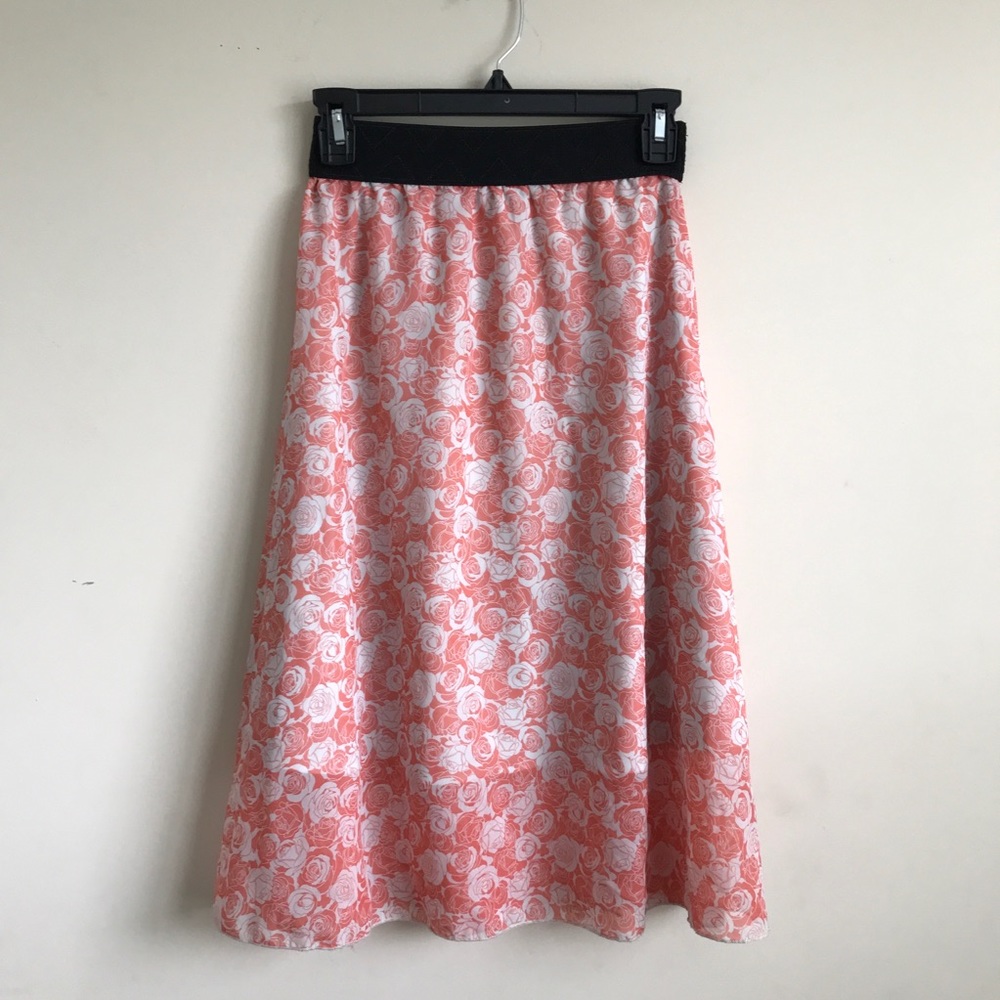 pink and white patterned women’s skirt